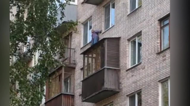 На Светлановском "человек-паук" лазил по окнам и выкидывал вещи