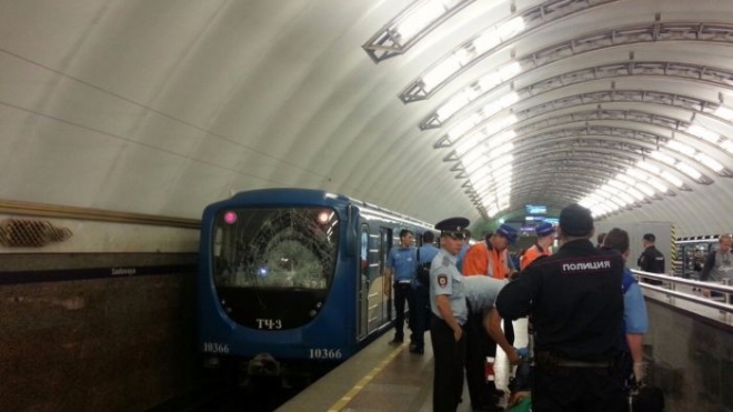 Мужчина в попытке суицида разбил стекло кабины машиниста поезда на "Садовой"