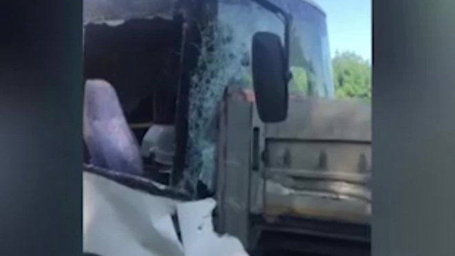 Опубликовано видео с места аварии на Кубани, где пассажирский автобус протаранил грузовик