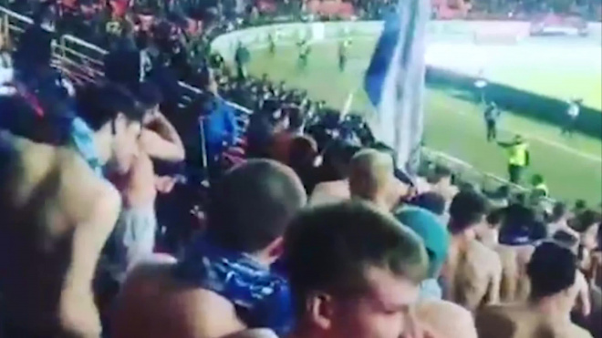 Видео: матч "Зенит" - "Ахмат" приостановили из-за стычки фанатов 