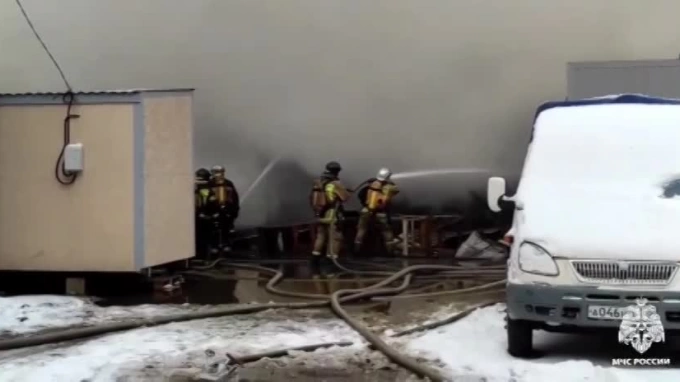 Спасатели ликвидировали мощный пожар в ангаре на Полевой Сабировской