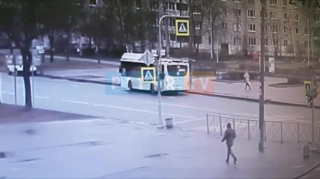Момент аварии с такси на на пересечении Купчинской и Олеко Дундича попал на видео
