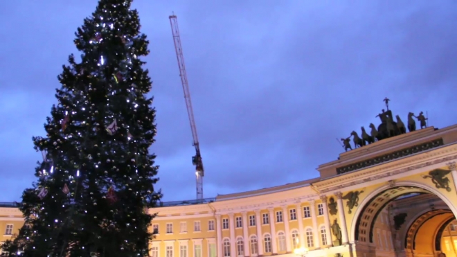 Ногоднюю елку на Дворцовой спасают сотрудники МЧС