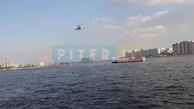 На Крестовском прошел смотр водной техники МЧС: вертолет спас человека