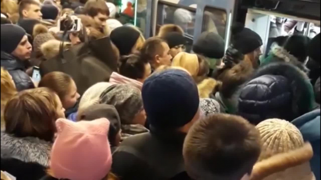 Москва: Поезд метро с пассажирами застрял в тоннеле 