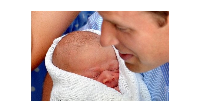 Фото маленького принца на руках у Кейт и Уильяма покорили мир