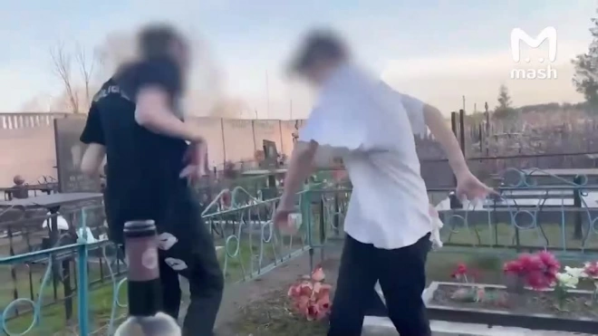 В Брянской области пьяные подростки устроили дискотеку на городском кладбище