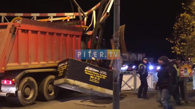 В Кудрово "КАМАЗ" снес ограничитель высоты: образовалась километровая пробка