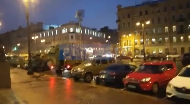 У БКЗ "Октябрьский" выстроились военные машины 
