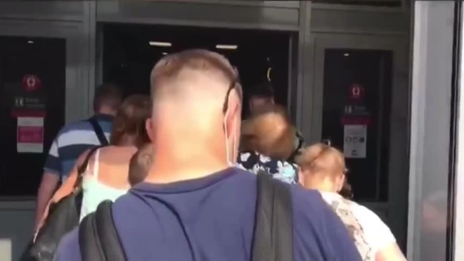 Появилось видео с переполненным петербуржцами Финляндским вокзалом