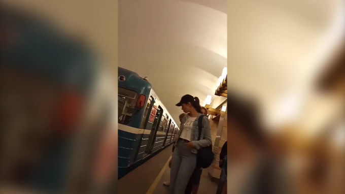 Упавшего на рельсы пассажира на станции метро 