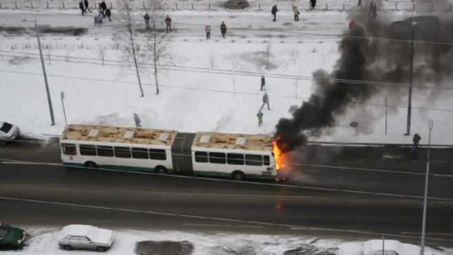 Появилось видео горящего автобуса на Яхтенной