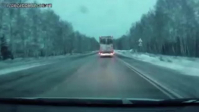 "Нереально повезло": В сети появилось видео из Удмуртии, где водителю повезло уйти от лобового столкновения с фурой