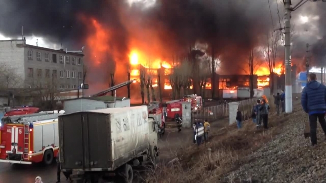 Появилось видео пожара на складах у станции метро "Волковская"