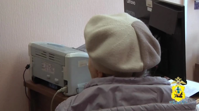 В Архангельске полицейские вернули пенсионерке деньги, похищенные аферистами