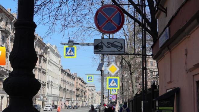 Более 126 тысяч дорожных знаков отмоют от граффити и рекламы в Петербурге 