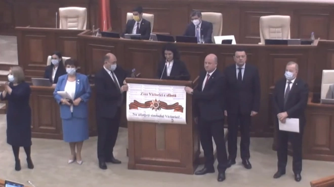 Парламент Молдавии утвердил поправки, запрещающие георгиевскую ленту