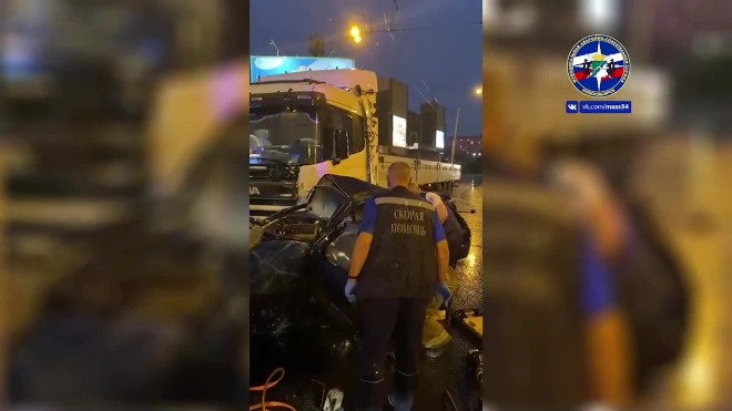 В Новосибирске водитель погиб в ДТП с грузовиком
