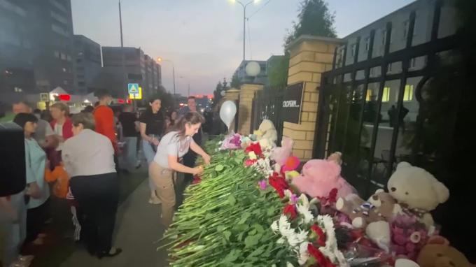 Жители Казани несут цветы к школе, где произошла стрельба