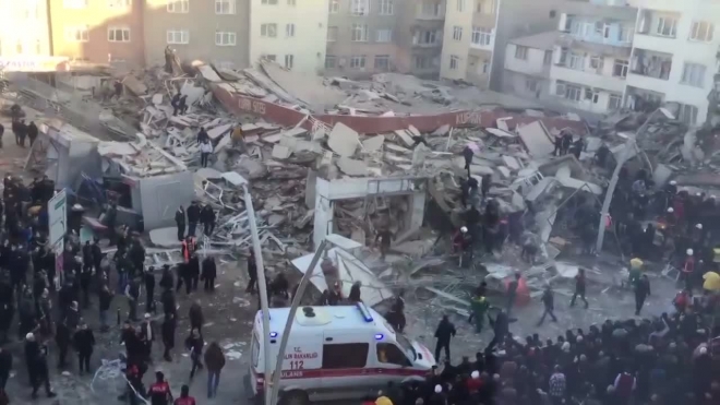 Первые кадры после обрушения шестиэтажного здания в Стамбуле