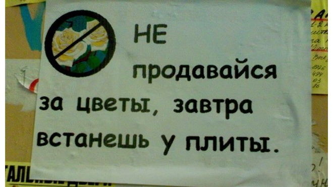 Петербургские феминистки вышли с лозунгом "Хватит молиться - обороняйся!"
