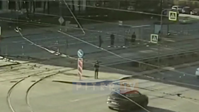 Видео: в Московском районе иномарка врезалась в трамвайную остановку