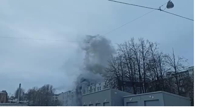 Пожар в офисе на Академика Павлова тушат 70 спасателей