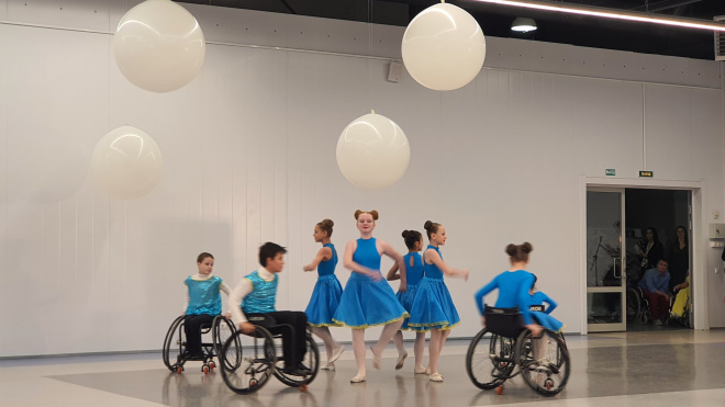 Танцы на колясках и игра на ложках: в Петербурге открылась конференция "Молодежь без ограничений"