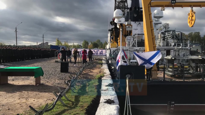 Видео: в Ломоносове сдают опытовое судно "Ладога"