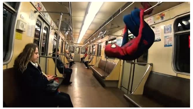 Парень в костюме Человека-паука устроил беспредел в метро  Новосибирска