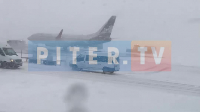 Из-за непогоды временно закрыли аэропорт в Петербурге 