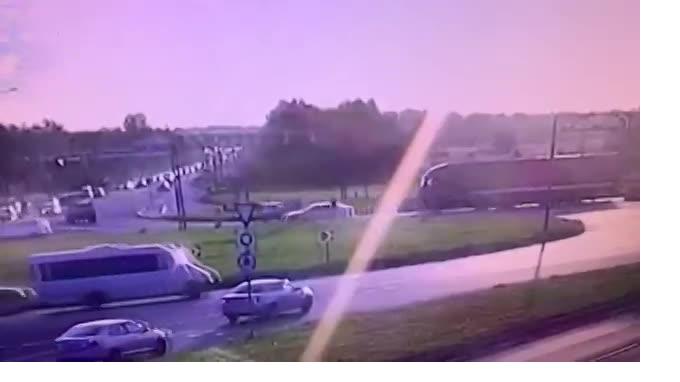 Видео: на Колпинском шоссе перевернулась легковушка