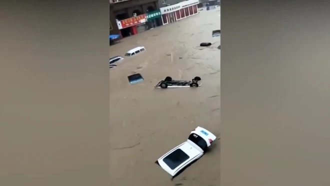 Власти Чжэнчжоу из-за наводнения эвакуировали около 100 тыс. жителей