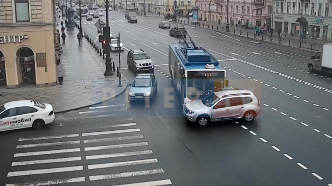 Видео: автомобиль врезался в троллейбус на Марата