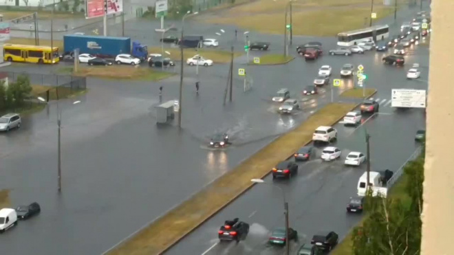 Петербургские улицы "поплыли" из-за дождя 