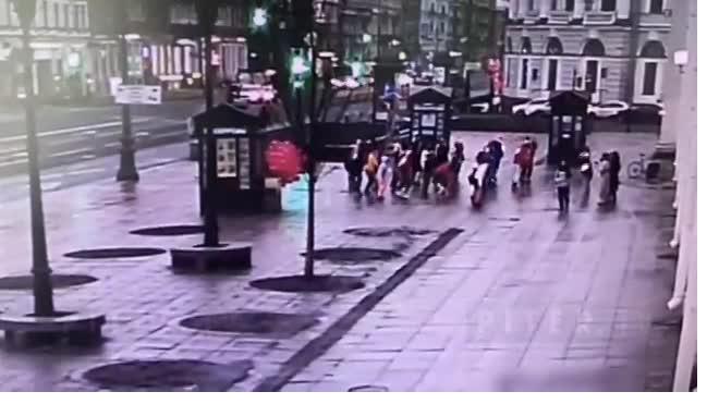 Петербуржцы провели массовую зарядку на Невском