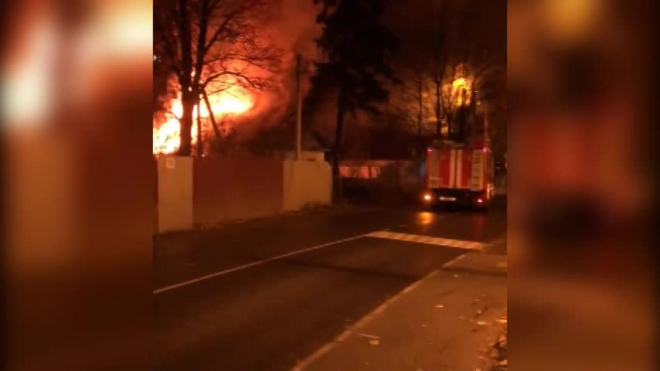 Видео: в Мурино ночью сгорел дом по шоссе Лаврики