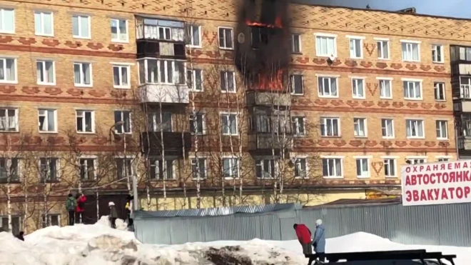 Опубликовано видео пожара в пятиэтажке в Печоре: никто не пострадал