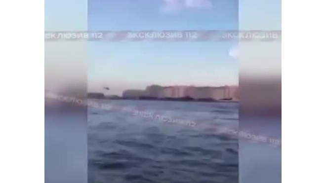 Видео: в Петербурге вертолет пролетел под опорой моста