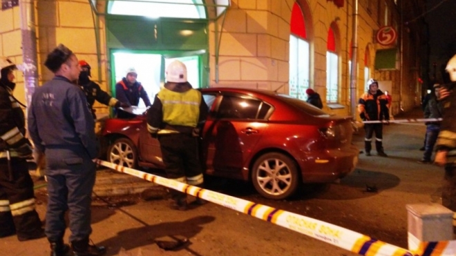 В Петербурге иномарка влетела в здание супермаркета 