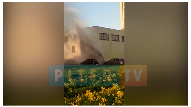 Видео: на пересечении Ситцевой и Стародеревенской улиц прорвало трубу