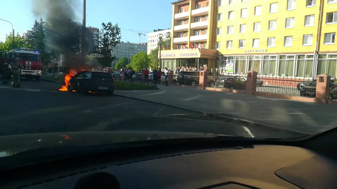 Видео: около станции метро Новочеркасская загорелся автомобиль