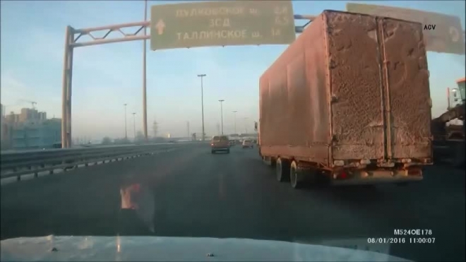 На КАД отцепившийся прицеп чудом не смял легковушку