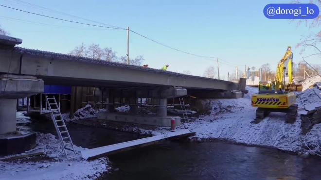 В Ломоносовском районе продолжается строительство моста через Стрелку