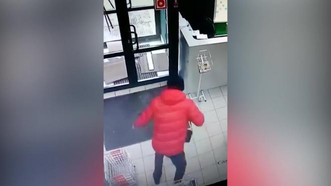 Житель Костромы попытался выбить двери магазина лбом после кражи 
