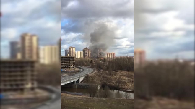 На Советском проспекте в Санкт-Петербурге бушует пожар