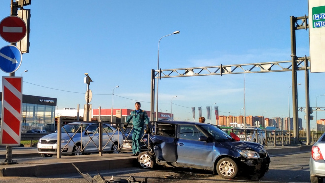 Самосвал Volvo протаранил две легковушки на Таллинском шоссе
