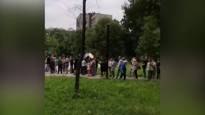 В Московском районе сотни петербуржцев выстроились в очередь на подпись обращения против реновации