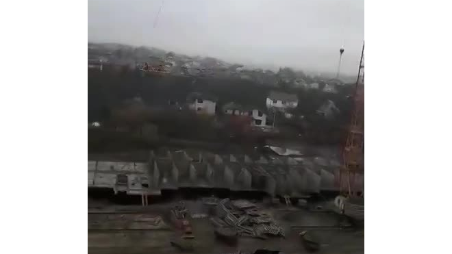 Устрашающее видео: в Брянске рухнула стрела крана 