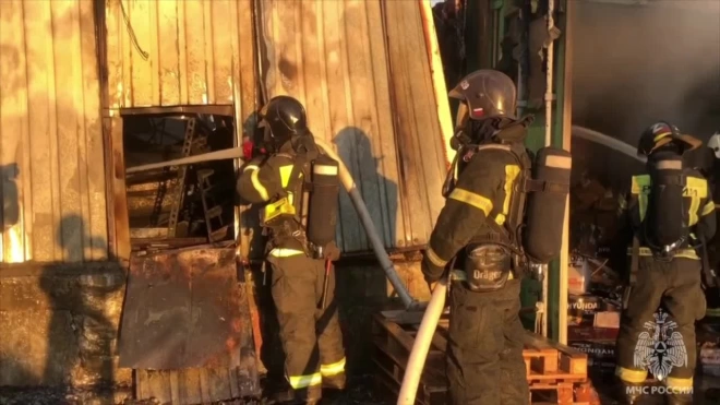 На западе Москвы локализовали пожар на складе